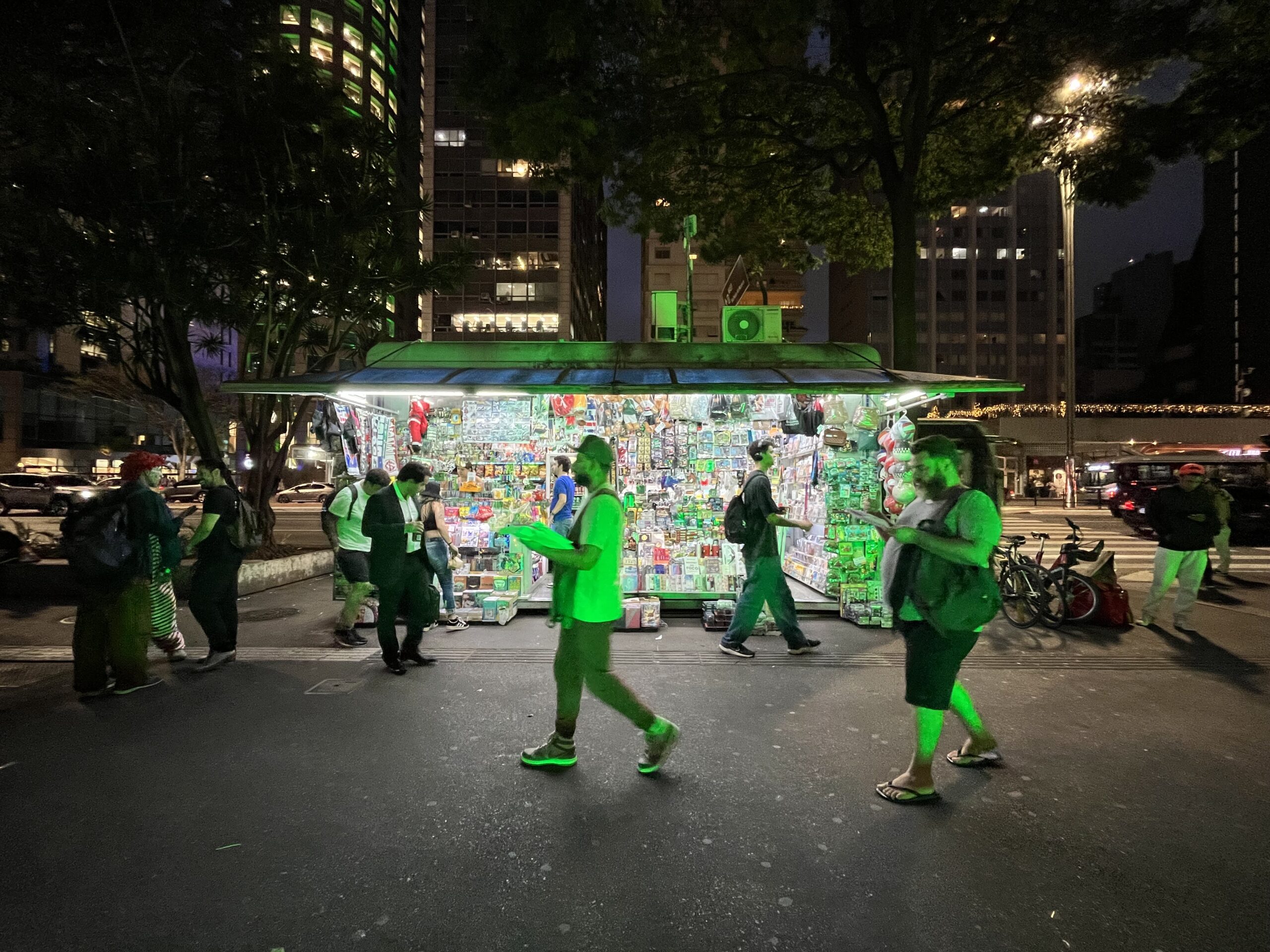 Foto of a sidewalk scene in Sao Paulo by Sophia Multhaup